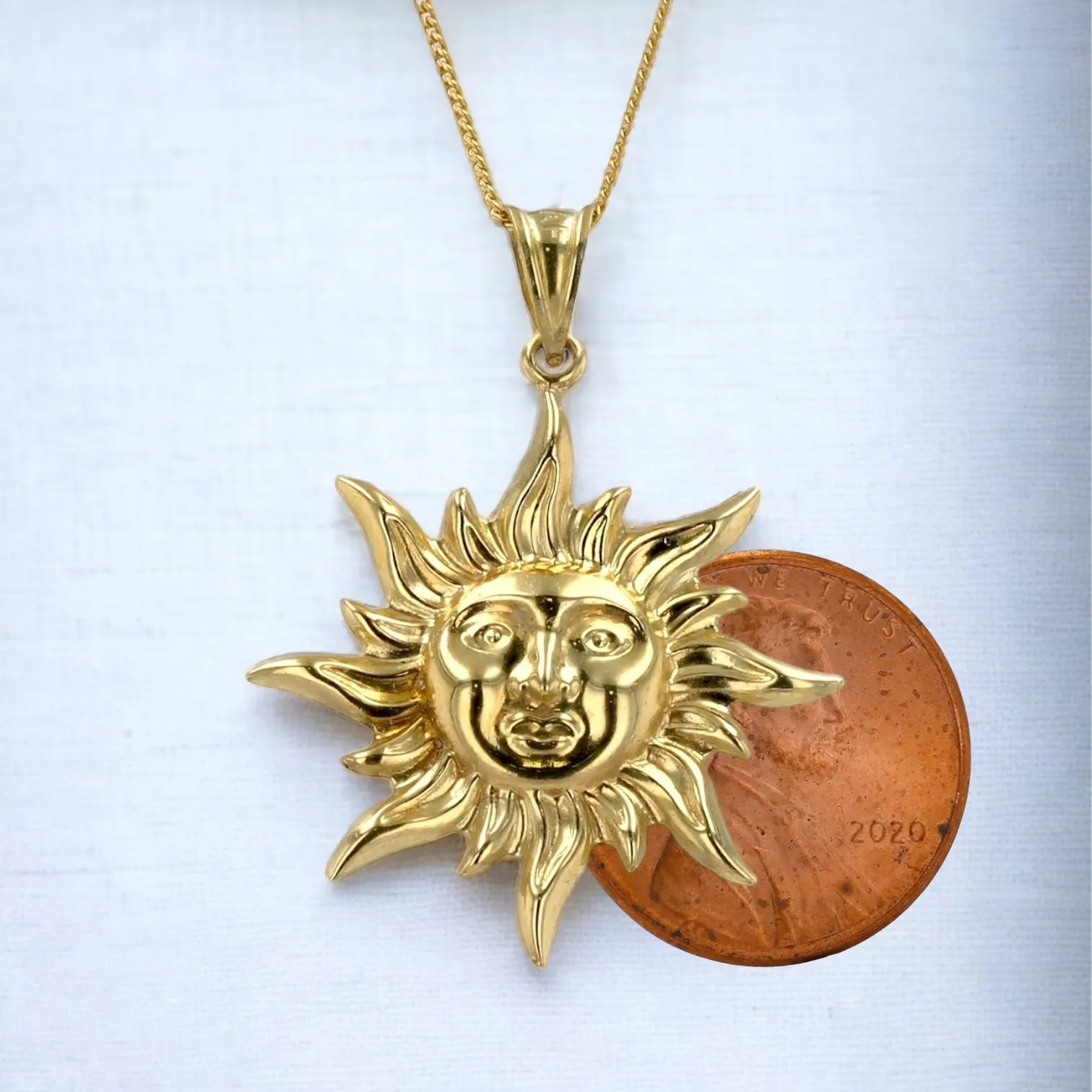 Elegant 10K Yellow Gold Pendant Necklace with Sun Design