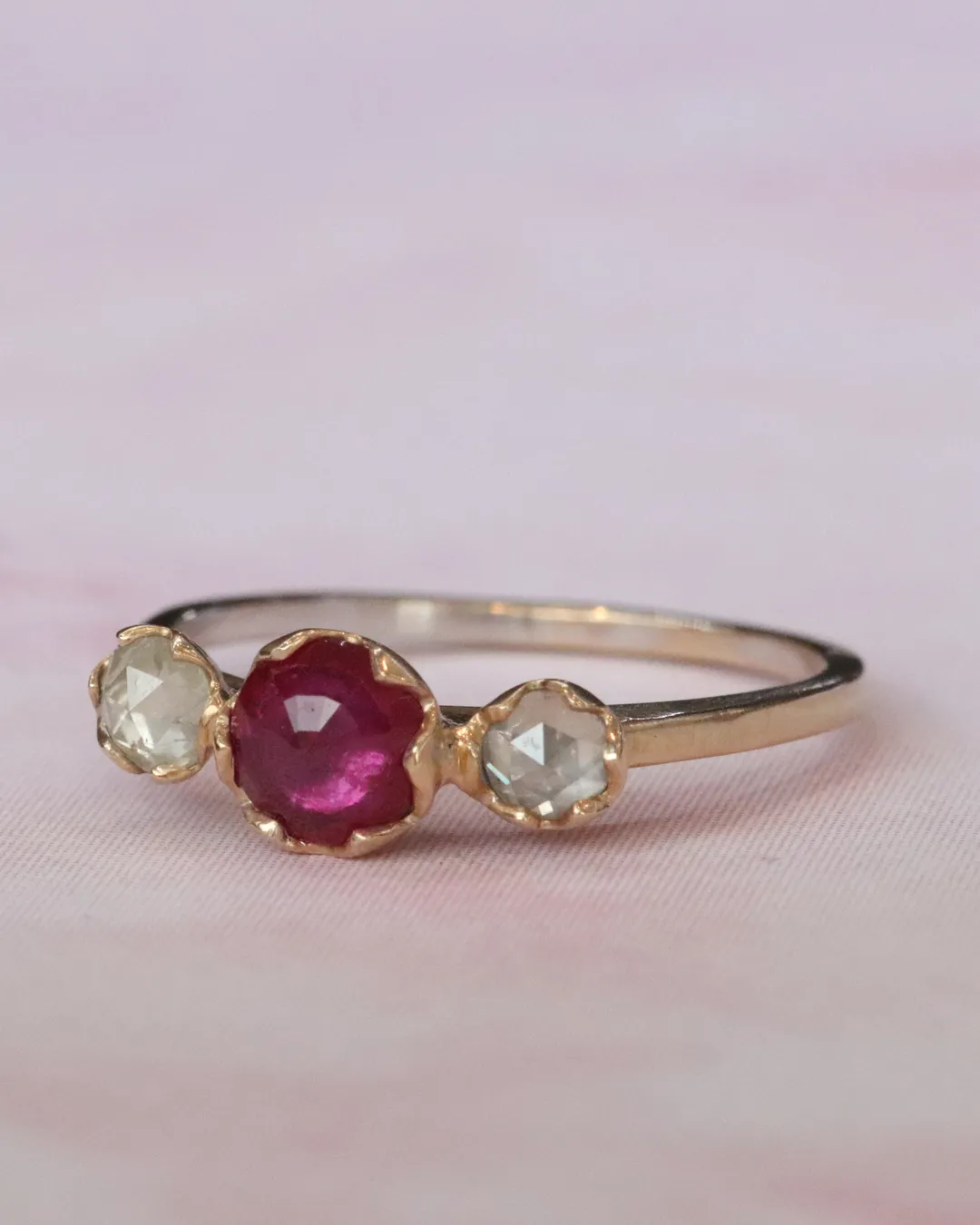 Pave 3 Stones / Ruby   Milky Diamonds